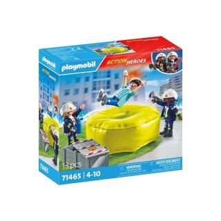 Feuerwehrleute mit Luftkissen
