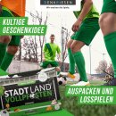 DENKRIESEN - STADT LAND VOLLPFOSTEN® - FUßBALL EDITION - "Heimspiel." - A4