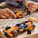 F1® Rennfahrer mit McLaren Rennauto