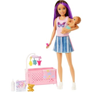Barbie "Skipper Babysitters Inc." Puppe mit Gitterbett, Baby & Zubehör Spielset (lila Strähnen)