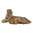 Liegende Tigerin mit Babies