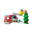 Löschauto mit Schlauch und Feuerwehrmann