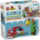 Löschauto mit Schlauch und Feuerwehrmann