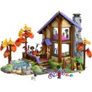 Gemütliche Hütte im Herbstwald