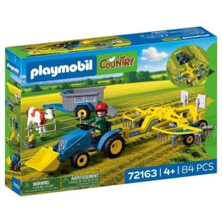 Kleiner Traktor mit Heuschwader
