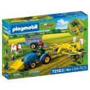 Kleiner Traktor mit Heuschwader