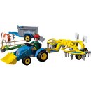 Kleiner Traktor mit Heuschwader